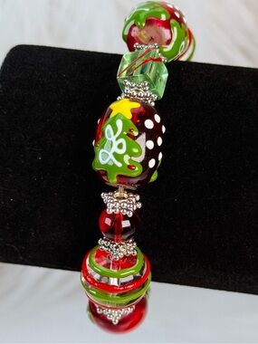 Vintage lampwork, glass Festive Red and Green Christmas stretch Beaded Bracelet